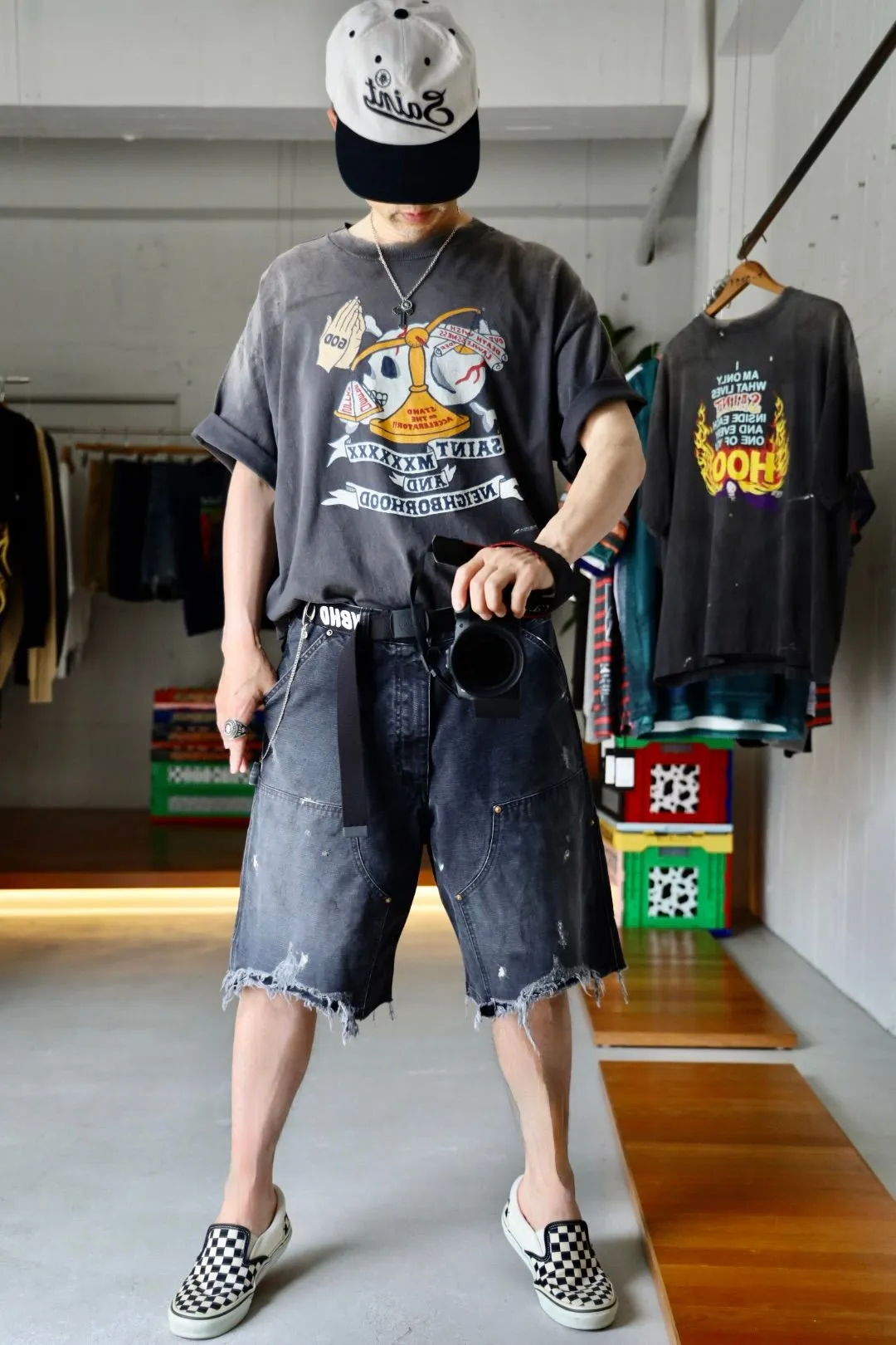 SAINT Mxxxxxx DOUBLE KNEE SHORTS/BLK Knee patches splashed with ink, washed and damaged denim shorts. Washed black S-XL. Custom woven and dyed denim denim with clear texture. Rewashed and faded to create local mottled fading/hole effects. Artificial distressing to simulate natural traces of wear. Original consistent damage treatment. Hand splashed ink and paint. Original consistent wash mark/pocket mark. Double knee patch. Rivet reinforcement. Improve functionality and enhance design.